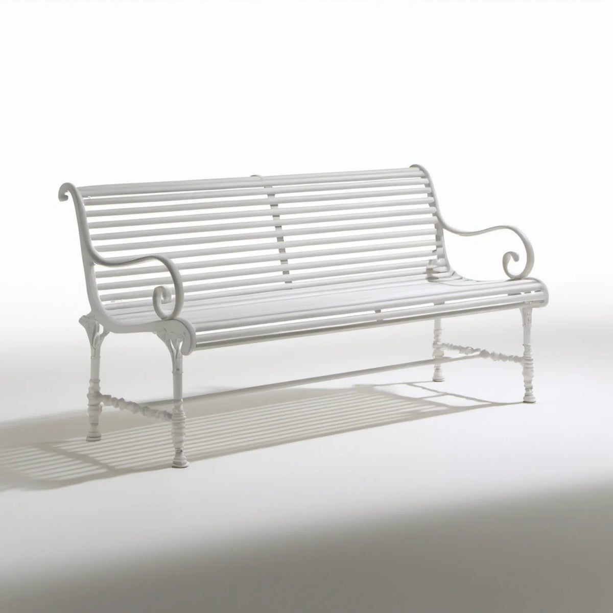 Biała stalowa ławka ogrodowa trzyosobowa 150 x 60 x 90 cm