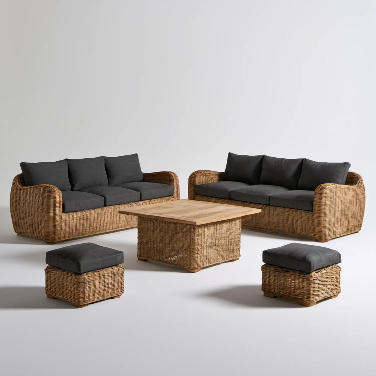 Komplet z naturalnego rattanu: 2 sofy 3-osobowe, stolik 120 × 70 × 45 cm i 2 pufy, naturalny brąz/czarny