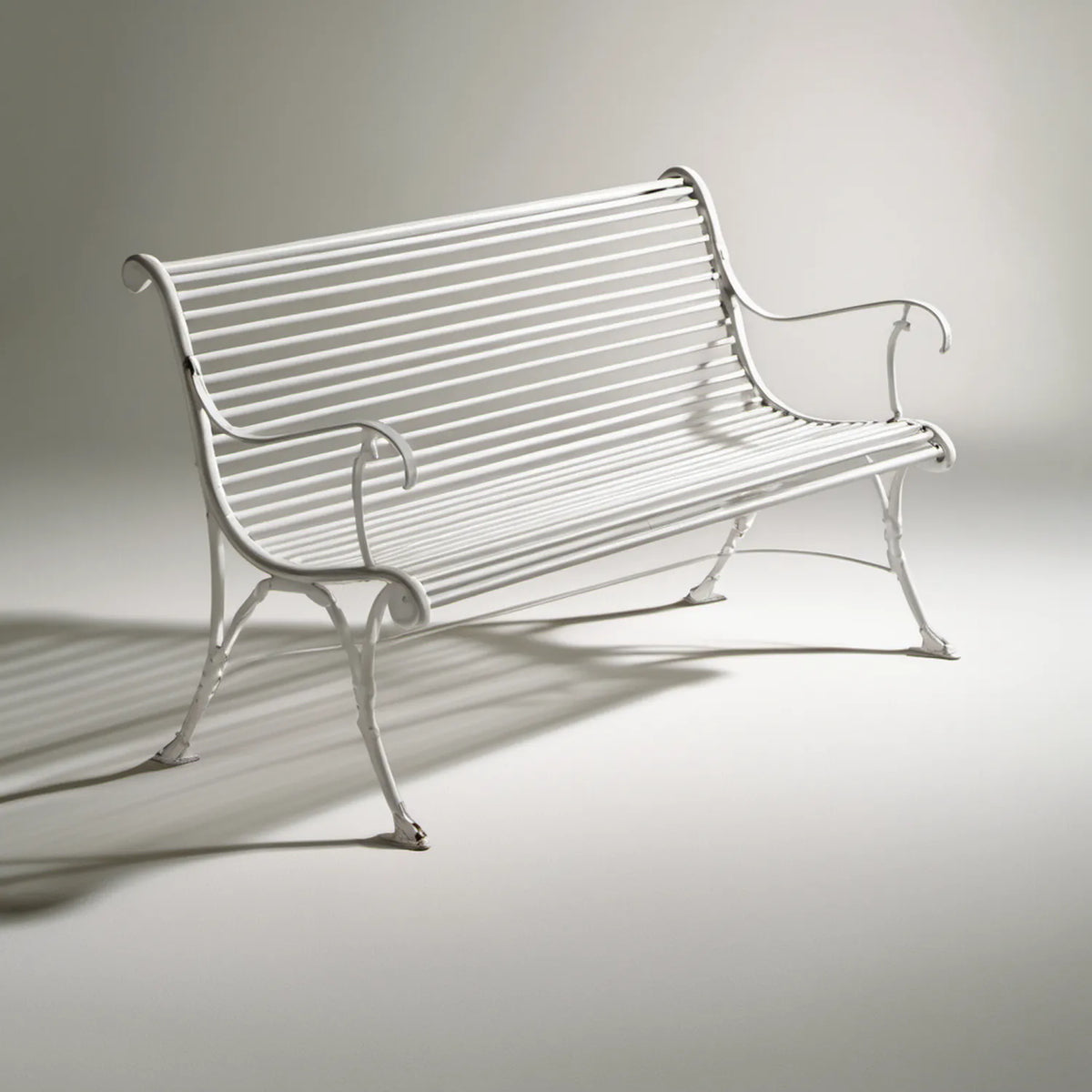 Biała stalowa ławka ogrodowa 3-osobowa 150 x 60 x 88 cm